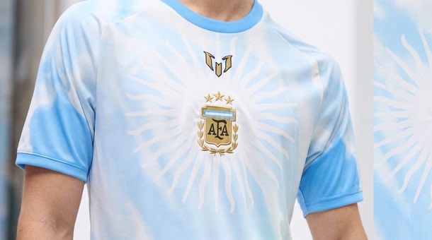 Presibrand's tweet photo. Messi es de los poquísimos atletas en la historia con una colección/sub-marca exclusiva dentro de Adidas (con logo propio incluido) 👑👟
En esta ocasión se aplicará sobre una edición especial que @adidasfootball preparó para su despedida del seleccionado Nacional @Argentina. https://t.co/5inx9wy10l