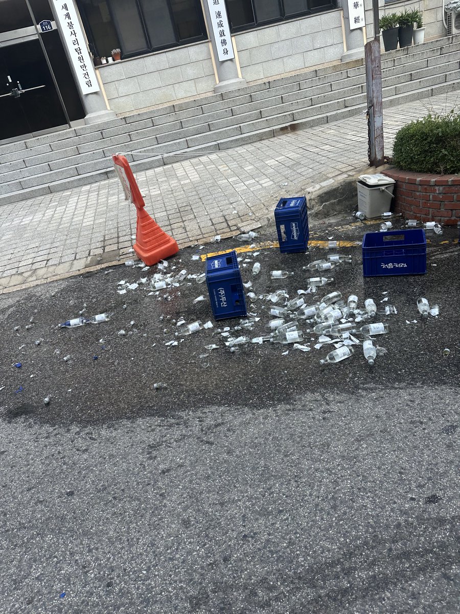 HaaJaa_'s tweet photo. 법화사 앞에 병 깨지고 난리났어요
조심하세용 트친들 https://t.co/LQSsw9wEHa
