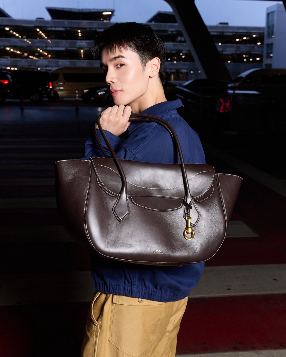 Siam_Paragon's tweet photo. จิมมี่ จิตรพล (@jimmyyjp_) เตรียมออกเดินทางสู่กัวลาลัมเปอร์ ประเทศมาเลเซีย เพื่อร่วมเฉลิมฉลองการเปิดตัวช็อปใหม่ของ Ralph Lauren และ Ralph’s Coffee ณ Suria KLCC จุดหมายปลายทางแห่งใหม่ที่สะท้อนเสน่ห์ของโลก Ralph Lauren ได้อย่างโดดเด่น พร้อมยกระดับประสบการณ์แฟชั่นและไลฟ์สไตล์ใจกลางกัวลาลัมเปอร์

โดย จิมมี่ มาในโททัลลุคจาก Polo Ralph Lauren The Big Jacket สีน้ำเงินกรมท่า เลเยอร์กับเสื้อลายทาง จับคู่กางเกงโทนกากี ถ่ายทอดสไตล์คลาสสิกในแบบสบาย ๆ คอมพลีตลุคด้วย Polo Blaze Shoulder Bag กระเป๋าจากคอลเลกชัน Fall 2026 ที่ถ่ายทอดแรงบันดาลใจจากงานเครื่องหนังและโลกแห่งการขี่ม้าอันเป็นเอกลักษณ์ของ Polo ผ่านดีไซน์ร่วมสมัย​

สัมผัสสไตล์อันเป็นเอกลักษณ์จาก Polo Ralph Lauren ได้แล้ววันนี้ที่ Paragon Department Store ชั้น 2 สยามพารากอน

JIMMY RALPHS COFFEE

#RalphLauren #RalphLaurenMY 
#JimmyxRalphLauren
#jimmyyjp #SiamParagon