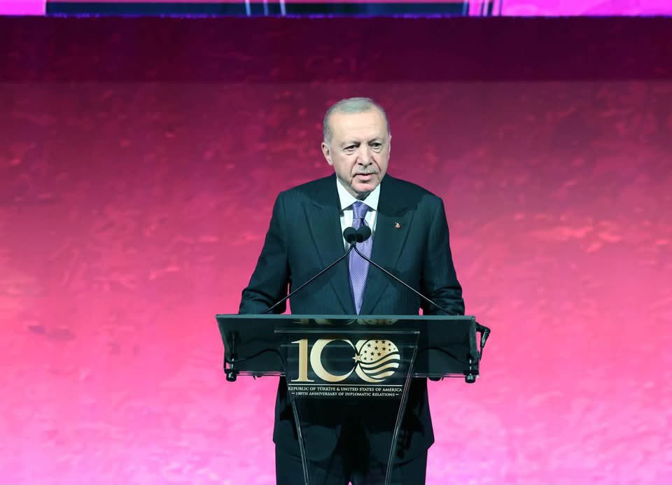 Taskent_im's tweet photo. 🇹🇷Turkiya Respublikasi Prezidenti Muhtaramp Rejep Tayyip Erdoʻgʻan “100 yillik doʻstlik: Turkiya–Amerika Qoʻshma Shtatlari” tadbirida soʻzlagan nutqida Turkiya va AQSh oʻrtasidagi strategik munosabatlarni ikkinchi asrda yanada mustahkamlash muhimligiga eʼtiborni qaratdi. https://t.co/PU3UCwJiYW