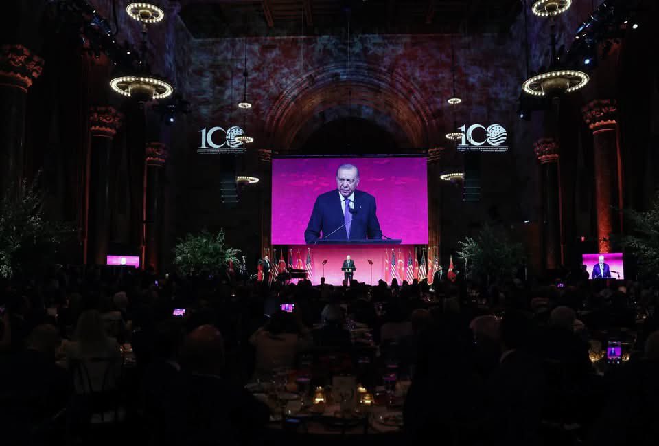 Taskent_im's tweet photo. 🇹🇷Turkiya Respublikasi Prezidenti Muhtaramp Rejep Tayyip Erdoʻgʻan “100 yillik doʻstlik: Turkiya–Amerika Qoʻshma Shtatlari” tadbirida soʻzlagan nutqida Turkiya va AQSh oʻrtasidagi strategik munosabatlarni ikkinchi asrda yanada mustahkamlash muhimligiga eʼtiborni qaratdi. https://t.co/PU3UCwJiYW