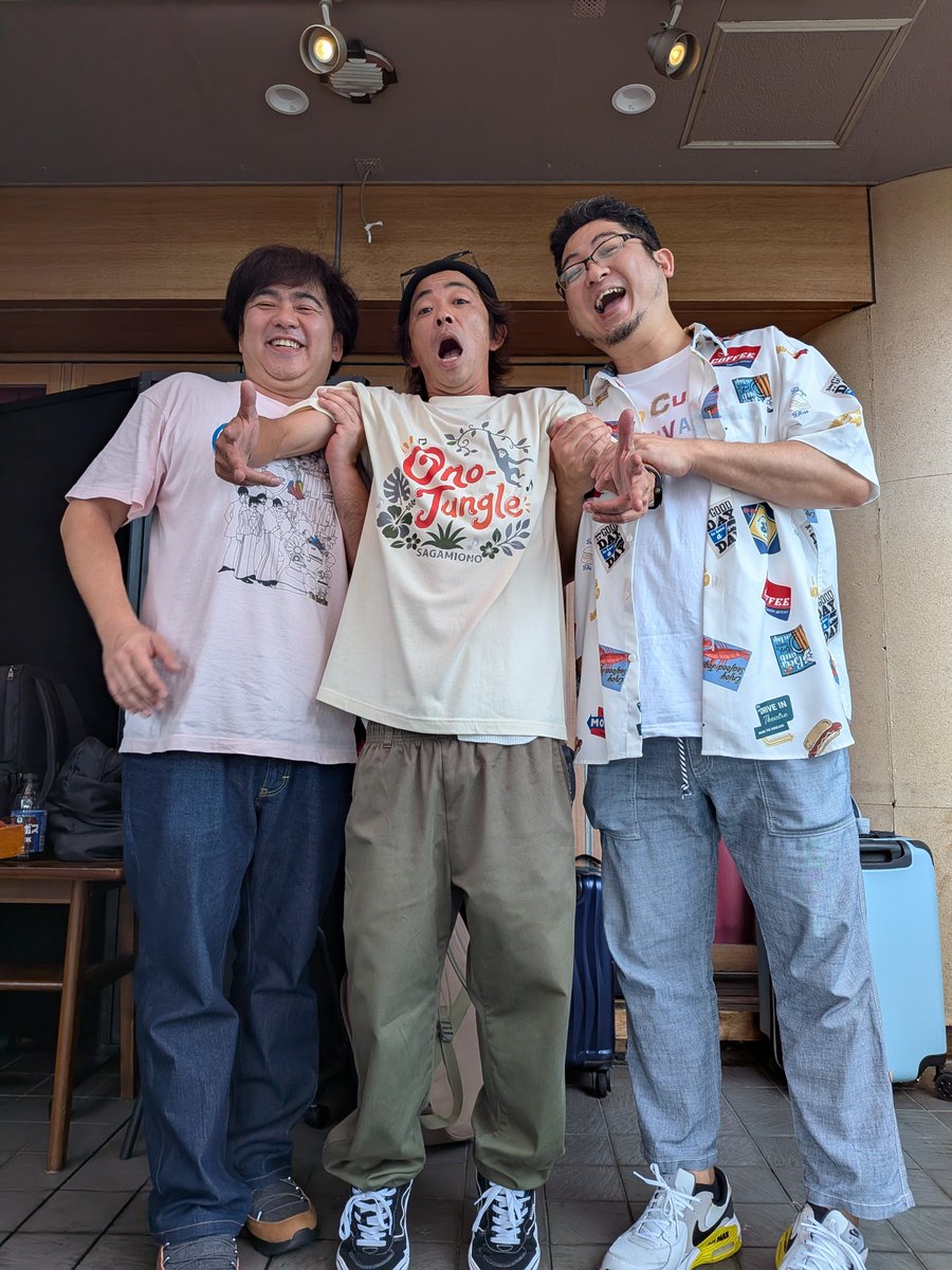kandama37's tweet photo. 演家、トップバッターBech!
ありがとうございましたー!
頭からめっちゃ楽しく、ハッピーにやらせてもらいましたー\( ˙꒳˙ \三/ ˙꒳˙)/✨
終演直後のサポート2人にロズウェル事件されてるBech君を添えて(笑)
HAKOCUBECARNIVAL!
楽しいぞぉぉぉぉぉ!!
#ハコキューブ
#HAKOCUBE
#Bech https://t.co/SzmhG77rUn