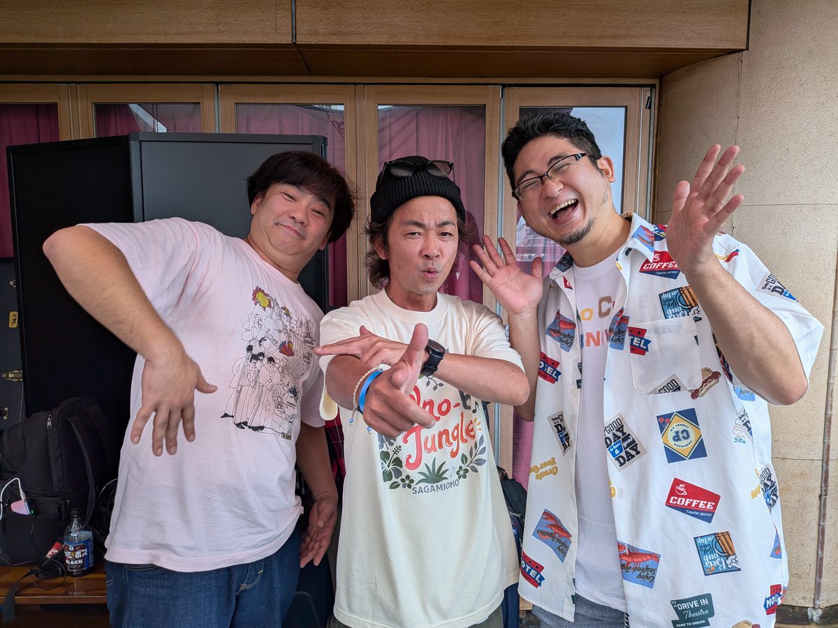 kandama37's tweet photo. 演家、トップバッターBech!
ありがとうございましたー!
頭からめっちゃ楽しく、ハッピーにやらせてもらいましたー\( ˙꒳˙ \三/ ˙꒳˙)/✨
終演直後のサポート2人にロズウェル事件されてるBech君を添えて(笑)
HAKOCUBECARNIVAL!
楽しいぞぉぉぉぉぉ!!
#ハコキューブ
#HAKOCUBE
#Bech https://t.co/SzmhG77rUn