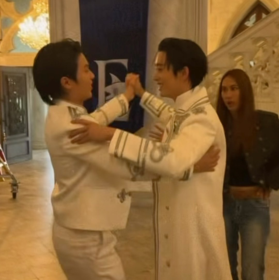 underthesamsky_'s tweet photo. อันนี้น่ารักมากเลยอะ ซ้อมเต้นรำกันอยู่แล้ววิลเลี่ยมเหมือนคอยยืนนับจังหวะให้น้องเอสตลอดเลยมั้ยนะ เหมือนพูด ‘ 1 2 3 4 ’ ทั้ง ๆ ที่คุณครูก็ยืนอยู่ตรงนั้น แต่วิลเลี่ยมก็คอยช่วยซัพพอร์ตเสมอเลย เป็นมาตลอดด้วย น้องเอสยิ้มกว้างเลย รักกันมากหนิ 🥺🤏🏻

#WilliamEstConcert
#Williamest https://t.co/2gTNMK8y7k
