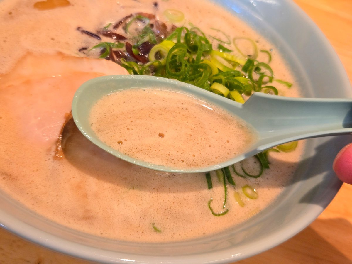 gfdb8r's tweet photo. 今日は早良四箇田団地のいわお亭さんでラーメン🍜

かえしがガツンと効いたクリーミーな豚骨スープは旨い♪

大きなチャーシューにキクラゲとネギとシンプルないい感じ https://t.co/CAKeM6Q06b