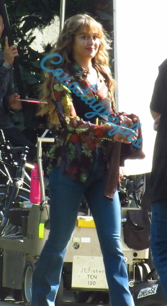 itsemily______'s tweet photo. our girl 💕

apparently, Mika only filmed a very short scene where she walks out of a building

via @/canadagraphs https://t.co/gOrXnuu7Gf