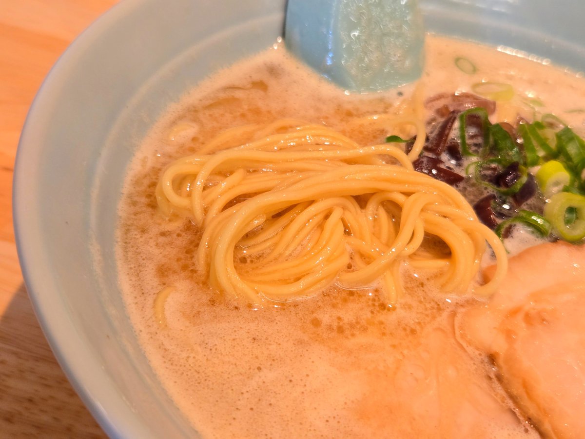 gfdb8r's tweet photo. 今日は早良四箇田団地のいわお亭さんでラーメン🍜

かえしがガツンと効いたクリーミーな豚骨スープは旨い♪

大きなチャーシューにキクラゲとネギとシンプルないい感じ https://t.co/CAKeM6Q06b