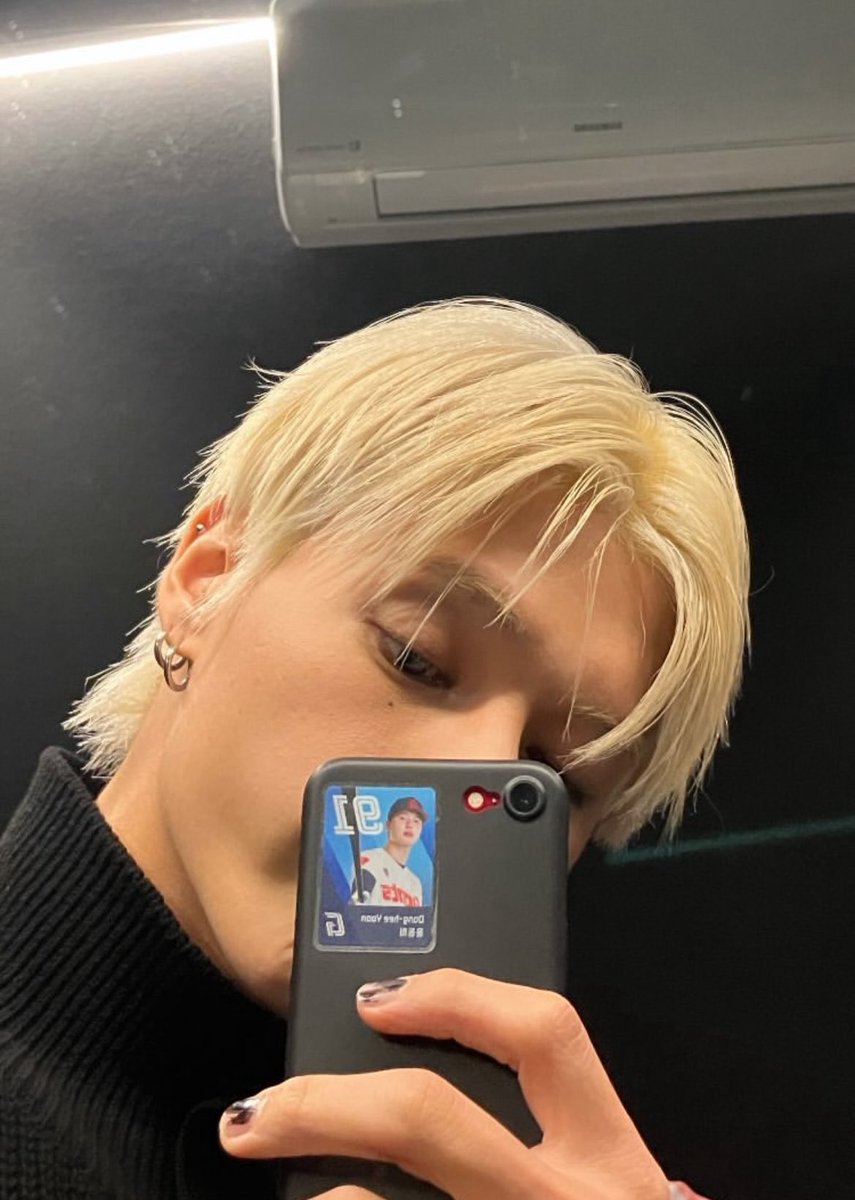 moonshapedfluff's tweet photo. pretty nails 💅🖤

#choisan #wooyoung https://t.co/kS5P7zJPxk
