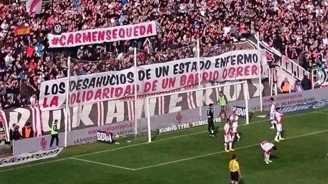 AmaroJonay's tweet photo. 🏠 El desahucio actual de MariCarmen no solo es ella. 

🫂 Aprovechando este caso, emocionante cuando el barrio y el Rayo Vallecano ayudaron a Carmen Martínez Ayuso en 2014 por un tema como este.

⚡ "Los desahucios de un Estado enfermo, la solidaridad de un barrio obrero". https://t.co/VHfSIzRTQG