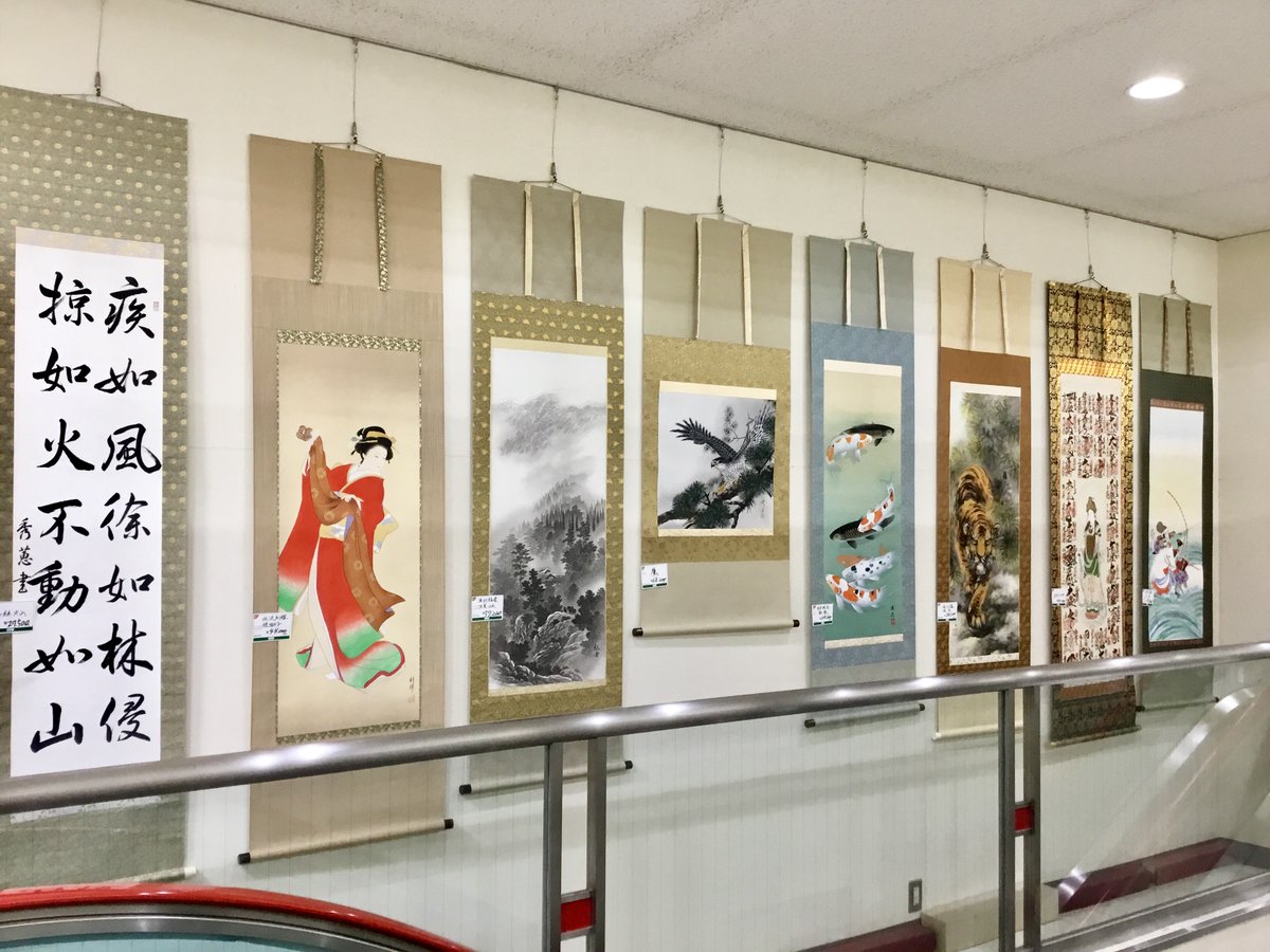 SEKAIDOofficial's tweet photo. 世界堂 新宿本店5F
浮世絵・掛軸を多数取り揃えております
和室のインテリアや、海外の方にはお土産・ギフトとしても大人気！

エスカレーター横に並んだ"掛軸"各種
お近くでご覧になりたい作品があればスタッフまでお声がけください◎

"浮世絵"は本店4Fにて額装を承ります
お気軽にご相談ください🖼️ https://t.co/HCM2IaRCvy