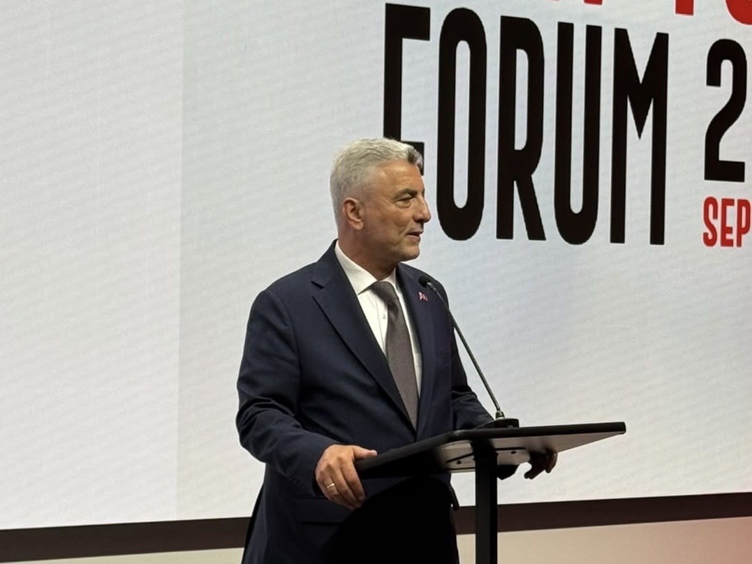 omerbolatTR's tweet photo. ABD ziyaretimiz kapsamında, Global Turks Vakfı  tarafından New York’ta düzenlenen Global Turks New York Forum programına, Sanayi ve Teknoloji Bakanımız Sayın Mehmet Fatih Kacır’la birlikte iştirak ettik.

“Türkiye’nin Küresel Yatırım ve Ticaret Vizyonu” başlıklı oturumda; Türkiye’nin küresel ticaret ve yatırım ekosistemindeki konumunu güçlendirme hedeflerimizi, yeni nesil ekonomik diplomasi anlayışımızı ve dünyanın dört bir yanındaki Türk toplumunun bu süreçte üstlenebileceği stratejik rolü değerlendirdik.

Dünyanın farklı ülkelerinde iş dünyası, akademi, teknoloji, finans, kamu yönetimi ve girişimcilik alanlarında önemli başarılara imza atan küresel Türkler; yalnızca kendi alanlarında ortaya koydukları başarılarla değil, Türkiye ile dünya arasında oluşturabilecekleri güçlü ekonomik, ticari, teknolojik ve entelektüel köprülerle de ülkemiz için büyük bir potansiyel taşımaktadır.

Ticaret Bakanlığı olarak hedefimiz; küresel Türklerin bilgi birikimini, uluslararası tecrübesini, iş bağlantılarını ve sahip oldukları güçlü networkü Türkiye’nin ekonomik kalkınmasına ve küresel ticaret hedeflerine daha etkin biçimde kazandırmaktır.

Bu doğrultuda;

• Türkiye’nin yeni pazarlara erişimini artırmayı,
• Türk şirketlerinin küresel değer zincirlerindeki konumunu güçlendirmeyi,
• Uluslararası yatırımları ülkemize daha fazla çekmeyi,
• Teknoloji, bilgi ve tecrübe transferini hızlandırmayı,
• Türk girişimcilerin küresel iş ağlarına erişimini genişletmeyi,
• Ekonomik ve ticari diplomasi kapasitemizi küresel ölçekte daha da güçlendirmeyi

öncelikli hedeflerimiz arasında görüyoruz.

Dünyanın dört bir yanında değer üreten küresel Türk toplumu, Türkiye’nin dünyaya açılan güçlü kapılarından biridir.

Bizler, bu büyük insan kaynağının enerjisini, bilgi birikimini ve uluslararası bağlantılarını Türkiye’nin üretim, yatırım, ihracat ve teknoloji vizyonuyla buluşturarak ülkemizin küresel ekonomik gücünü daha da ileri taşımaya kararlıyız.

Türkiye’nin gücünü dünyaya, dünyanın imkânlarını Türkiye’ye taşıyan bu güçlü networkü hep birlikte daha da büyüteceğiz.