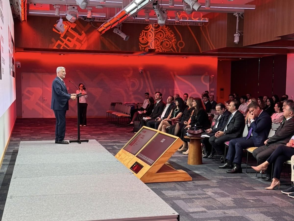 omerbolatTR's tweet photo. ABD ziyaretimiz kapsamında, Global Turks Vakfı  tarafından New York’ta düzenlenen Global Turks New York Forum programına, Sanayi ve Teknoloji Bakanımız Sayın Mehmet Fatih Kacır’la birlikte iştirak ettik.

“Türkiye’nin Küresel Yatırım ve Ticaret Vizyonu” başlıklı oturumda; Türkiye’nin küresel ticaret ve yatırım ekosistemindeki konumunu güçlendirme hedeflerimizi, yeni nesil ekonomik diplomasi anlayışımızı ve dünyanın dört bir yanındaki Türk toplumunun bu süreçte üstlenebileceği stratejik rolü değerlendirdik.

Dünyanın farklı ülkelerinde iş dünyası, akademi, teknoloji, finans, kamu yönetimi ve girişimcilik alanlarında önemli başarılara imza atan küresel Türkler; yalnızca kendi alanlarında ortaya koydukları başarılarla değil, Türkiye ile dünya arasında oluşturabilecekleri güçlü ekonomik, ticari, teknolojik ve entelektüel köprülerle de ülkemiz için büyük bir potansiyel taşımaktadır.

Ticaret Bakanlığı olarak hedefimiz; küresel Türklerin bilgi birikimini, uluslararası tecrübesini, iş bağlantılarını ve sahip oldukları güçlü networkü Türkiye’nin ekonomik kalkınmasına ve küresel ticaret hedeflerine daha etkin biçimde kazandırmaktır.

Bu doğrultuda;

• Türkiye’nin yeni pazarlara erişimini artırmayı,
• Türk şirketlerinin küresel değer zincirlerindeki konumunu güçlendirmeyi,
• Uluslararası yatırımları ülkemize daha fazla çekmeyi,
• Teknoloji, bilgi ve tecrübe transferini hızlandırmayı,
• Türk girişimcilerin küresel iş ağlarına erişimini genişletmeyi,
• Ekonomik ve ticari diplomasi kapasitemizi küresel ölçekte daha da güçlendirmeyi

öncelikli hedeflerimiz arasında görüyoruz.

Dünyanın dört bir yanında değer üreten küresel Türk toplumu, Türkiye’nin dünyaya açılan güçlü kapılarından biridir.

Bizler, bu büyük insan kaynağının enerjisini, bilgi birikimini ve uluslararası bağlantılarını Türkiye’nin üretim, yatırım, ihracat ve teknoloji vizyonuyla buluşturarak ülkemizin küresel ekonomik gücünü daha da ileri taşımaya kararlıyız.

Türkiye’nin gücünü dünyaya, dünyanın imkânlarını Türkiye’ye taşıyan bu güçlü networkü hep birlikte daha da büyüteceğiz.