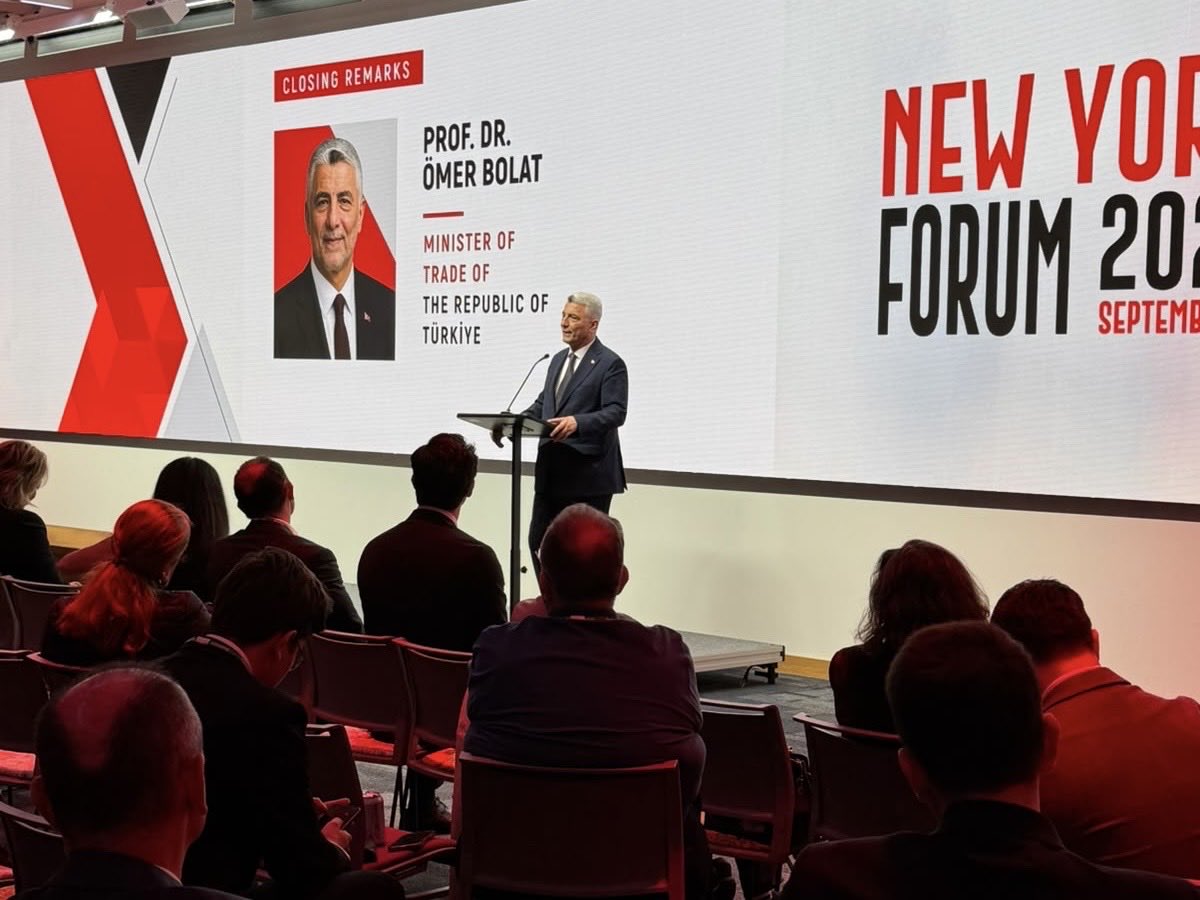 omerbolatTR's tweet photo. ABD ziyaretimiz kapsamında, Global Turks Vakfı  tarafından New York’ta düzenlenen Global Turks New York Forum programına, Sanayi ve Teknoloji Bakanımız Sayın Mehmet Fatih Kacır’la birlikte iştirak ettik.

“Türkiye’nin Küresel Yatırım ve Ticaret Vizyonu” başlıklı oturumda; Türkiye’nin küresel ticaret ve yatırım ekosistemindeki konumunu güçlendirme hedeflerimizi, yeni nesil ekonomik diplomasi anlayışımızı ve dünyanın dört bir yanındaki Türk toplumunun bu süreçte üstlenebileceği stratejik rolü değerlendirdik.

Dünyanın farklı ülkelerinde iş dünyası, akademi, teknoloji, finans, kamu yönetimi ve girişimcilik alanlarında önemli başarılara imza atan küresel Türkler; yalnızca kendi alanlarında ortaya koydukları başarılarla değil, Türkiye ile dünya arasında oluşturabilecekleri güçlü ekonomik, ticari, teknolojik ve entelektüel köprülerle de ülkemiz için büyük bir potansiyel taşımaktadır.

Ticaret Bakanlığı olarak hedefimiz; küresel Türklerin bilgi birikimini, uluslararası tecrübesini, iş bağlantılarını ve sahip oldukları güçlü networkü Türkiye’nin ekonomik kalkınmasına ve küresel ticaret hedeflerine daha etkin biçimde kazandırmaktır.

Bu doğrultuda;

• Türkiye’nin yeni pazarlara erişimini artırmayı,
• Türk şirketlerinin küresel değer zincirlerindeki konumunu güçlendirmeyi,
• Uluslararası yatırımları ülkemize daha fazla çekmeyi,
• Teknoloji, bilgi ve tecrübe transferini hızlandırmayı,
• Türk girişimcilerin küresel iş ağlarına erişimini genişletmeyi,
• Ekonomik ve ticari diplomasi kapasitemizi küresel ölçekte daha da güçlendirmeyi

öncelikli hedeflerimiz arasında görüyoruz.

Dünyanın dört bir yanında değer üreten küresel Türk toplumu, Türkiye’nin dünyaya açılan güçlü kapılarından biridir.

Bizler, bu büyük insan kaynağının enerjisini, bilgi birikimini ve uluslararası bağlantılarını Türkiye’nin üretim, yatırım, ihracat ve teknoloji vizyonuyla buluşturarak ülkemizin küresel ekonomik gücünü daha da ileri taşımaya kararlıyız.

Türkiye’nin gücünü dünyaya, dünyanın imkânlarını Türkiye’ye taşıyan bu güçlü networkü hep birlikte daha da büyüteceğiz.