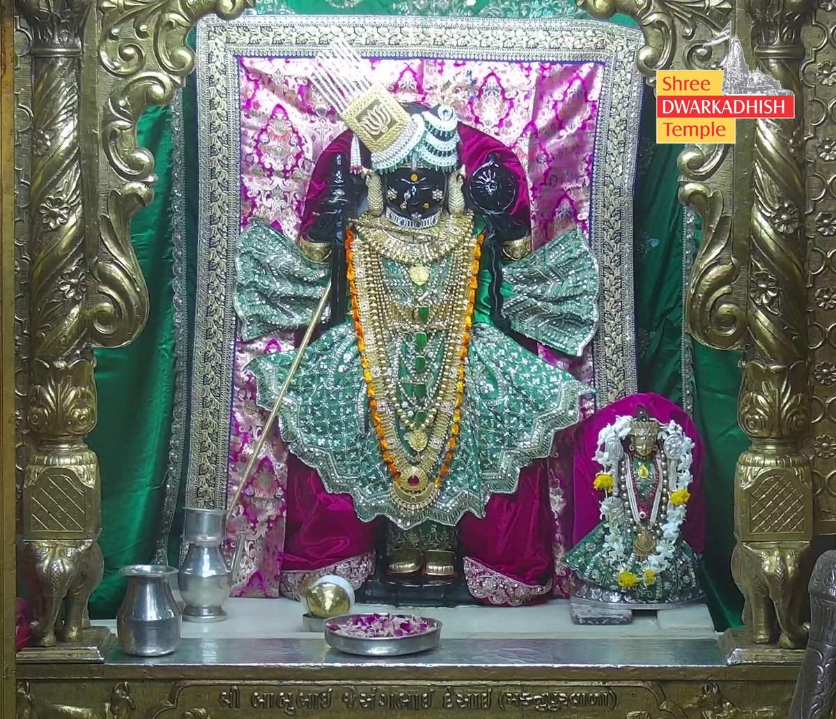 DwarkaOfficial's tweet photo. राजाधिराज द्वारकाधीश जी के श्रृंगार आरती दर्शन🙏🏻
श्री द्वारकाधीश मंदिर द्वारका,गुजरात
दिनांक :- 23/09/2026 बुधवार                                                                 

#Dwarka #shringararti
#ShridwarikadhishmandirOfficial https://t.co/yYV0VRIxW1