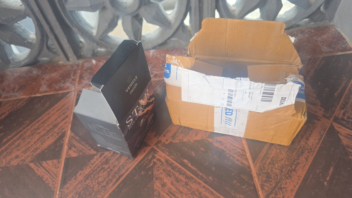 Hamimrocks's tweet photo. @delhivery  For AWB # 25505010329486, we ordered a mobile display from RDG Mobiles via cash on delivery, but an empty box was delivered. We already paid the delivery person Rs. 3150 through UPI. Kindly check and refund this amount. https://t.co/U30Sv47fGS