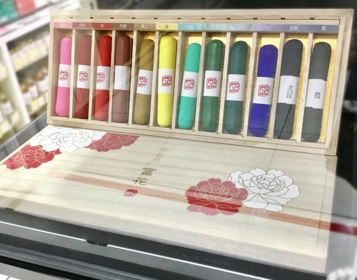 SEKAIDOofficial's tweet photo. 呉竹さんの棒絵具『富花(FUUKA) 12色セット』

水を数滴落とした絵皿などで擦り、お好みの濃度で使用できます
滑らかで伸びのよい質感と、鮮やかで深みのある豊かな色彩
混色、濃淡、にじみ、かすれなど…多彩な表現が描けます

世界堂 新宿本店3Fにてお取り扱い中です
9/25(金)には実演販売を行います https://t.co/2bkZ3bi4Qq