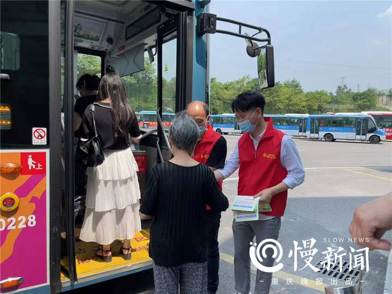 hiunder1's tweet photo. Random kindness hits different! This morning, a stranger bought my overlong bus ticket without me noticing. Small act, huge warm hug. https://t.co/7gInIzXl5v