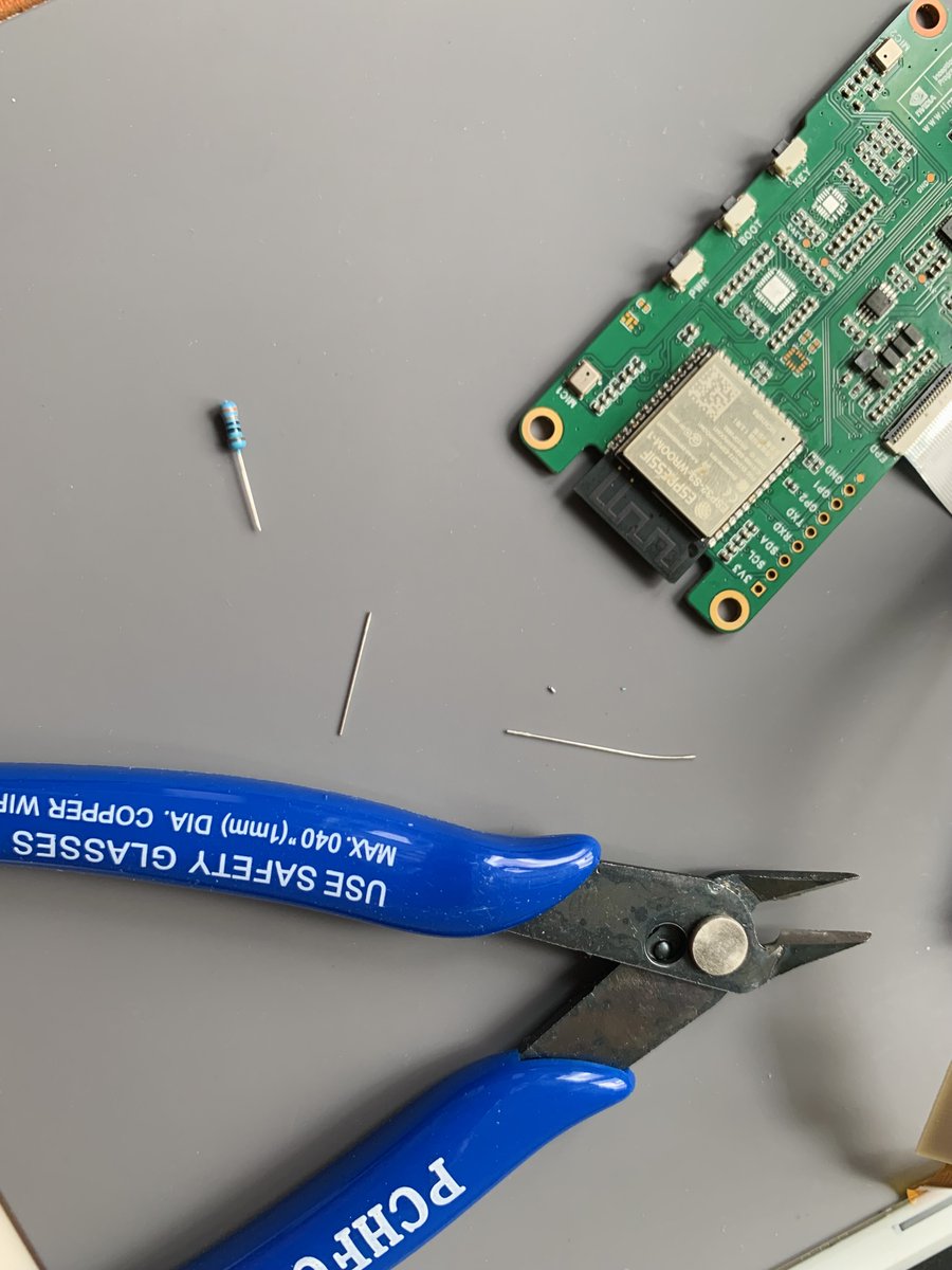 liuwenlong's tweet photo. Turns out the ear piercing I got in middle school is still open. Just tested it with a 330Ω resistor :) https://t.co/IdJuj71EZZ