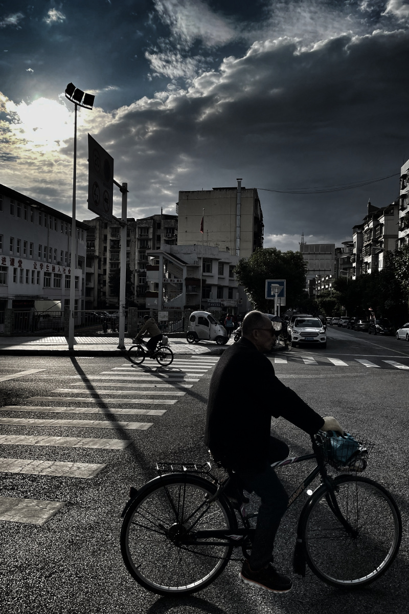 andre26wlarryji's tweet photo. Just got lucky with this random street moment – the light hit the wall right as the cyclist passed, pure unplanned vibe https://t.co/w49I1a8F9j