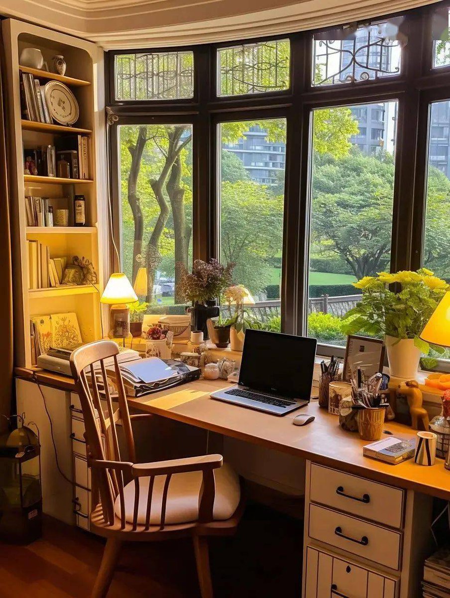 danieljer4rymor's tweet photo. Tiny desk hack: add a wall-mounted floating shelf to hold your coffee mug and notebook, freeing up table space for focus. https://t.co/XympzXiJO2
