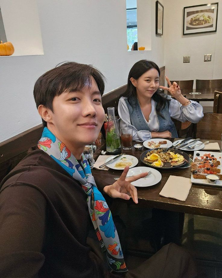 mhereonlyforbts's tweet photo. JIWOO SAID HOBI REQUESTED HER TO SEND HIM 10 TONER PAD FROM HER BRAND DESPITE BEING SOLD OUT AND SHE ASAP SENT HIM... CRYING AT THE WAY HOW JIWOO SPOIL HER YOUNGER BRO🥹🫶

👩:I'm at the real-time NifNif skincare stock zone right now.. Doesn't the toner pad look insufficient? I guess I should order it right after the holiday ends... My younger sibling also requested 10 toner pads yesterday, so I quickly sent them off. I'm heading to catch the last 1+1 toner pad deal!

JUNG SIBLINGS THE BEST🥹🫶