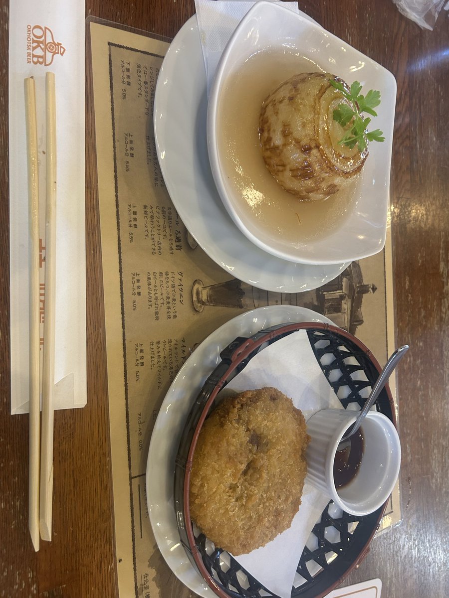 2714Love's tweet photo. 昼飯、美味かった〜
オホーツク北見塩焼きそば、良かった！
あと初めて鹿肉食べたけど言うほど癖なくて美味しかった🍖メンチカツだからかな？

玉葱も好きだから姿煮のスープ即決してしまった！
1食目だけど珍しく結構食べました！ https://t.co/EFlOgFgFAD