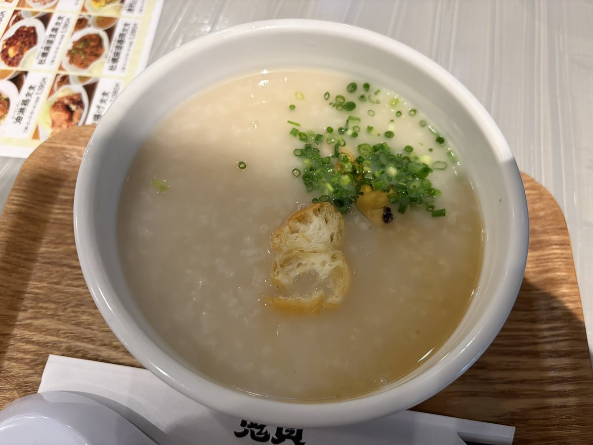 vanmadoy's tweet photo. JR横浜駅構内にある鬼貝（おうがい）、マロリーと同じ系列なので「あの豚ロースを調理したらもっと美味いのでは？」という答えを見せてくれる店。そう、酢豚にすると黒酢あんとの相性が抜群！（美味すぎて撮影忘れたわね）  お粥も美味いし、近所に一軒ほしいよ（なんで横浜駅にしかないの？） https://t.co/Y1loHciTqg