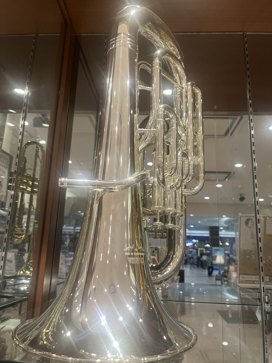 shima_ayagawa's tweet photo. 【展示商品紹介🌈】

なんと島村楽器綾川店には、、、
ユーフォニアムの展示があるんです！！！

◼️YAMAHA／YEP-621S

4番ピストンを左手で操作する太管仕様になります！
柔らかく伸びやかなサウンドが特徴です🌸🌸
ユーフォニアムお探しの方はぜひこの機会にお越しください🌈🌈 https://t.co/um7rih20uL