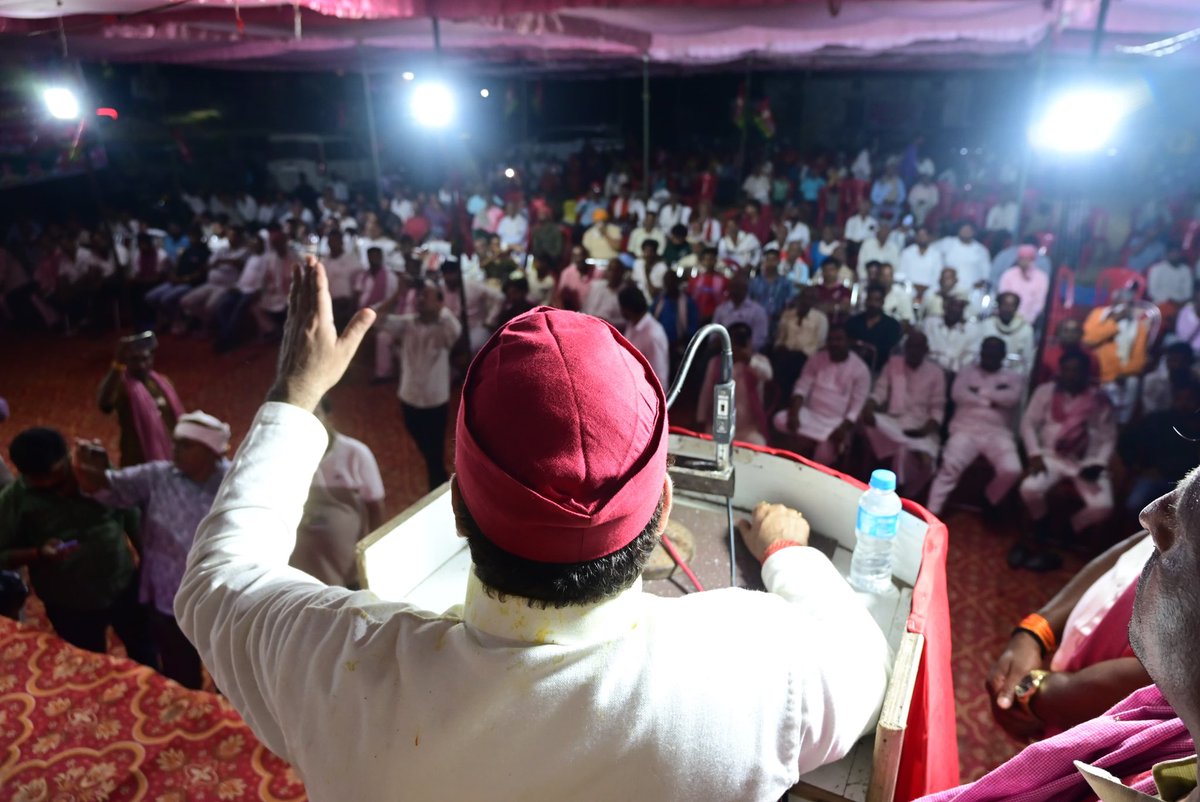 MPDharmendraYdv's tweet photo. कल अपने आजमगढ़ लोकसभा क्षेत्र एवं गोरखपुर सीमा से लगे बाढ़ प्रभावित क्षेत्रों (सेमरी, बेलघाट, शाहपुर, बनकटी, बिसरा आदि) में पहुँचकर आपदा से प्रभावित परिजनों का हाल-चाल जाना व विभिन्न जन-कार्यक्रमों में सहभागिता की। संकट की इस घड़ी में अपने लोगों के साथ कंधे से कंधा मिलाकर खड़े रहना औ��� उनकी आवाज़ बनना ही हमारी सर्वोच्च प्राथमिकता है।