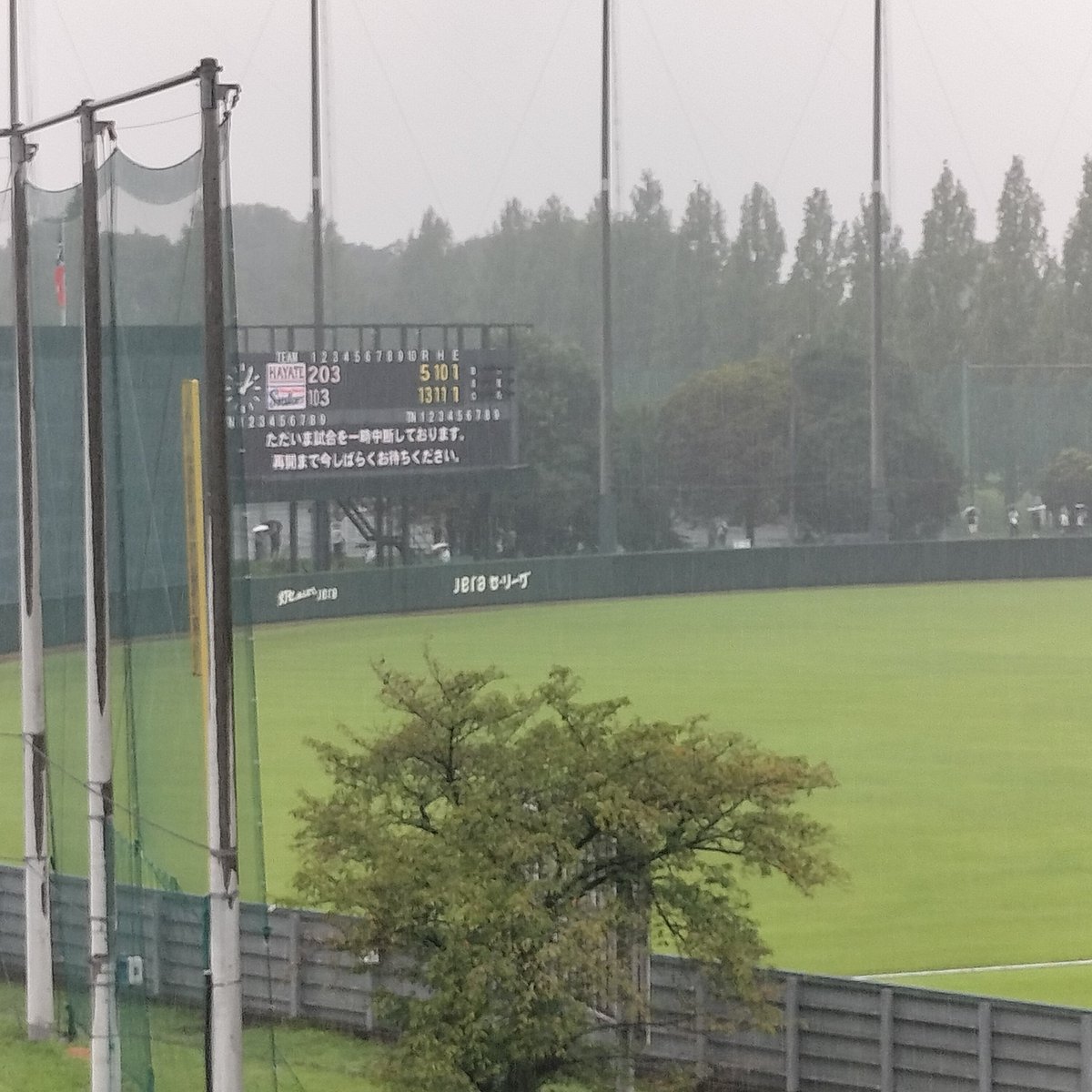 tsubame_info_2's tweet photo. 戸田球場ラストゲームは雨天で試合中止になりました。この後最終戦セレモニーとのこと https://t.co/kO0RhN0z6G