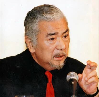 geinouepi's tweet photo. 【勝新太郎が「全部の席にドンペリを入れろ」と言った夜の話】
ある夜、馴染みの六本木のクラブで勝新太郎が飲んでいた。

居合わせた客たちが気づく。
「勝さん！」
店内が大騒ぎになった。

勝新は嬉しくなった。
「全部の席にドンペリを1本入れろ」
スタッフが機転を利かせた。
各席に回ったのはドンペリを1本まるまるではなく、グラス1杯だけだった。

それを知った勝新はスタッフをじっと見た。
「お前！……頭良いな」

甥の若山騎一郎はそう振り返っている。
「おじちゃんのすごいところは飲む店を選ばないことです。
どんなにスターになっても赤ちょうちんのある居酒屋でも平気で飲んじゃう。
銀座の高級店で飲む時は安いキャバクラのように飲んで、庶民的な居酒屋では高級店で食事するようにキレイに振舞う。
それが勝新太郎なんです」

全席にドンペリを入れた男が、居酒屋では一番静かに飲んでいた。