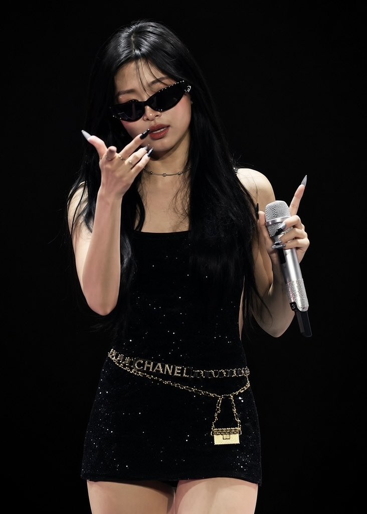wiltedhyen's tweet photo. ❤️🖤

KYOCERA ROARS FOR AHYEON
#AhyeonTakeOver_Kyocera
#京セラDOMEにベビモン旋風_CHOOMかましたろか
#AHYEON #アヒョン #BABYMONSTER https://t.co/gHNMUO1tHZ