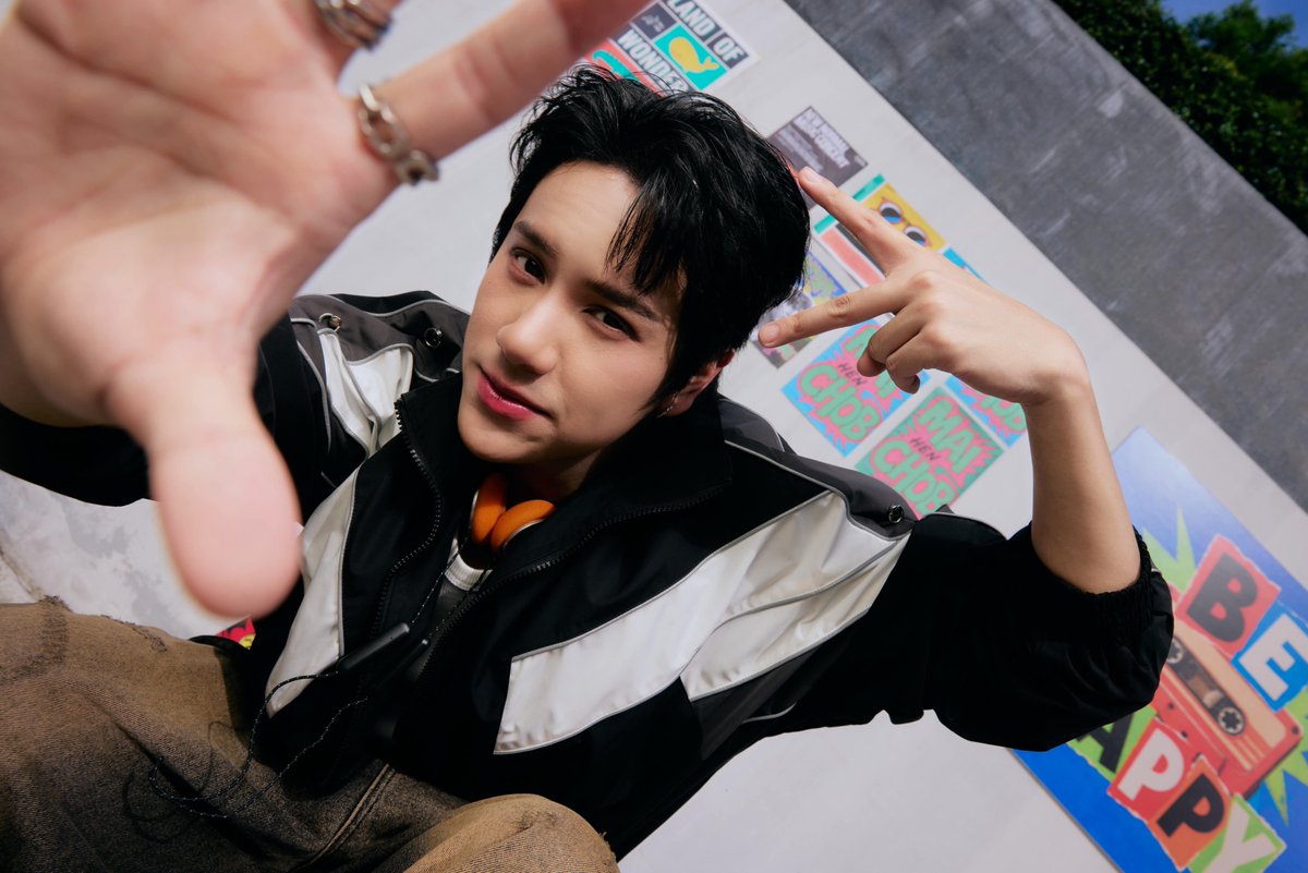 woopmag's tweet photo. “NANON” ส่งซิงเกิลใหม่ “ไม่เห็นชอบ” (Denied)

ดึง “URBOYTJ” หวนนั่งแท่นโปรดิวเซอร์

สวมบทบาท 5 คาแรคเตอร์ จัดเต็มความสดใสสไตล์ T-POP

#DeniedNANONmv #DeniedNANON #mynameisnanon #RISERMUSIC

เป็นอีกหนึ่งหนุ่มที่มีความหลงใหลทางด้านดนตรี สำหรับศิลปินมากความสามารถ “NANON” (นนน กรภัทร์ เกิดพันธุ์) จาก “RISER MUSIC” ปล่อยซิงเกิลใหม่ล่าสุด “ไม่เห็นชอบ” (Denied) ในแนว T-POP สดใสติดหู โดยความพิเศษของเพลงนี้คือการกลับมาร่วมงานกันอีกครั้งอย่างลงตัว กับโปรดิวเซอร์มือทอง “URBOYTJ” หลังจากได้รับความสำเร็จอย่างมากในเพลง “KNOCK KNOCK” เป็นที่ชื่นชอบและได้รับความนิยมจากแฟนๆ ทั่วโลกมาแล้ว และเพลงนี้ยังได้ไอเดียเนื้อเพลงสุดกวนจาก “NANON” ที่ถ่ายทอดเรื่องราวการจีบแบบคูลๆ ที่การออกตัวแรงอาจไม่ใช่ทาง จนเกิดเป็นกลยุทธ์ปากไม่ตรงกับใจสุดขี้เล่น ที่แม้ปากจะคอยบอกว่า “ไม่เห็นชอบ” แต่ความจริงในใจคือรักเลย ส่วนมิวสิควิดีโอ “NANON” ยังจัดเต็มแบบไม่มีกั๊ก ผ่าน 5 คาแรคเตอร์ 5 สไตล์ที่แตกต่างกัน เสิร์ฟความน่ารักกวนๆ ขี้เล่นแบบสุดๆ ไปเลย

โดย “NANON” ได้เผยเบื้องหลังการทำงานว่า “ สำหรับเพลง “ไม่เห็นชอบ” (Denied)เป็นซิงเกิลที่ผมตั้งใจและสนุกมากๆ เพราะเป็นการกลับมาร่วมงานกับ “พี่ TJ” อีกครั้ง หลังจากเพลง “KNOCK KNOCK” ซึ่งผมได้มีโอกาสเสนอไอเดียเนื้อเพลงด้วย ความตั้งใจคืออยากถ่ายทอดมุมมองของคนกวนๆ เวลาจะจีบใครสักคน แต่รู้สึกว่าถ้าเปิดตัวแรงเกินไปมันดูไม่คูล วิธีบอกรักของเราเลยกลายเป็นการ “ไม่บอกรัก” คือปากคอยบอกว่าไม่เห็นชอบนะ แต่จริงๆ ในใจคือชอบเขาไปแล้ว ซึ่งไม่รู้เหมือนกันว่าวิธีนี้จะได้ผลมั้ยนะครับ ในส่วนของ MVผมต้องสวมบทบาทถึง 5 คาแรคเตอร์ 5 สไตล์ที่แตกต่างกันเลย ช่วงถ่ายทำบอกเลยว่าเหนื่อยแต่สนุกมากจริงๆ อยากให้ทุกคนได้ลองฟังและติดตามชม MV ว่าจะเห็นผมในลุคไหนบ้าง หวังว่าทุกคนจะชอบและอินไปกับเพลงนี้เหมือนที่ผมรู้สึก ฝากติดตามเป็นกำลังใจให้ด้วยนะครับ”

ติดตามผลงานล่าสุดของ “NANON” กับซิงเกิล “ไม่เห็นชอบ” (Denied) ได้ที่ YouTube: RISER MUSIC และ Music Streaming ทุกช่องทางได้แล้วตอนนี้ สามารถติดตามข่าวสารได้ที่ Facebook, Instagram, X, TikTok ของ “RISER MUSIC”

MV : https://t.co/j83UdlJdYd