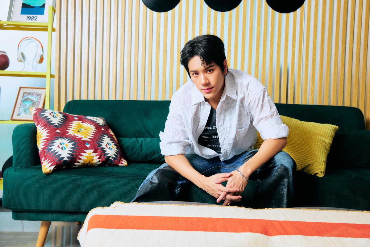 woopmag's tweet photo. “NANON” ส่งซิงเกิลใหม่ “ไม่เห็นชอบ” (Denied)

ดึง “URBOYTJ” หวนนั่งแท่นโปรดิวเซอร์

สวมบทบาท 5 คาแรคเตอร์ จัดเต็มความสดใสสไตล์ T-POP

#DeniedNANONmv #DeniedNANON #mynameisnanon #RISERMUSIC

เป็นอีกหนึ่งหนุ่มที่มีความหลงใหลทางด้านดนตรี สำหรับศิลปินมากความสามารถ “NANON” (นนน กรภัทร์ เกิดพันธุ์) จาก “RISER MUSIC” ปล่อยซิงเกิลใหม่ล่าสุด “ไม่เห็นชอบ” (Denied) ในแนว T-POP สดใสติดหู โดยความพิเศษของเพลงนี้คือการกลับมาร่วมงานกันอีกครั้งอย่างลงตัว กับโปรดิวเซอร์มือทอง “URBOYTJ” หลังจากได้รับความสำเร็จอย่างมากในเพลง “KNOCK KNOCK” เป็นที่ชื่นชอบและได้รับความนิยมจากแฟนๆ ทั่วโลกมาแล้ว และเพลงนี้ยังได้ไอเดียเนื้อเพลงสุดกวนจาก “NANON” ที่ถ่ายทอดเรื่องราวการจีบแบบคูลๆ ที่การออกตัวแรงอาจไม่ใช่ทาง จนเกิดเป็นกลยุทธ์ปากไม่ตรงกับใจสุดขี้เล่น ที่แม้ปากจะคอยบอกว่า “ไม่เห็นชอบ” แต่ความจริงในใจคือรักเลย ส่วนมิวสิควิดีโอ “NANON” ยังจัดเต็มแบบไม่มีกั๊ก ผ่าน 5 คาแรคเตอร์ 5 สไตล์ที่แตกต่างกัน เสิร์ฟความน่ารักกวนๆ ขี้เล่นแบบสุดๆ ไปเลย

โดย “NANON” ได้เผยเบื้องหลังการทำงานว่า “ สำหรับเพลง “ไม่เห็นชอบ” (Denied)เป็นซิงเกิลที่ผมตั้งใจและสนุกมากๆ เพราะเป็นการกลับมาร่วมงานกับ “พี่ TJ” อีกครั้ง หลังจากเพลง “KNOCK KNOCK” ซึ่งผมได้มีโอกาสเสนอไอเดียเนื้อเพลงด้วย ความตั้งใจคืออยากถ่ายทอดมุมมองของคนกวนๆ เวลาจะจีบใครสักคน แต่รู้สึกว่าถ้าเปิดตัวแรงเกินไปมันดูไม่คูล วิธีบอกรักของเราเลยกลายเป็นการ “ไม่บอกรัก” คือปากคอยบอกว่าไม่เห็นชอบนะ แต่จริงๆ ในใจคือชอบเขาไปแล้ว ซึ่งไม่รู้เหมือนกันว่าวิธีนี้จะได้ผลมั้ยนะครับ ในส่วนของ MVผมต้องสวมบทบาทถึง 5 คาแรคเตอร์ 5 สไตล์ที่แตกต่างกันเลย ช่วงถ่ายทำบอกเลยว่าเหนื่อยแต่สนุกมากจริงๆ อยากให้ทุกคนได้ลองฟังและติดตามชม MV ว่าจะเห็นผมในลุคไหนบ้าง หวังว่าทุกคนจะชอบและอินไปกับเพลงนี้เหมือนที่ผมรู้สึก ฝากติดตามเป็นกำลังใจให้ด้วยนะครับ”

ติดตามผลงานล่าสุดของ “NANON” กับซิงเกิล “ไม่เห็นชอบ” (Denied) ได้ที่ YouTube: RISER MUSIC และ Music Streaming ทุกช่องทางได้แล้วตอนนี้ สามารถติดตามข่าวสารได้ที่ Facebook, Instagram, X, TikTok ของ “RISER MUSIC”

MV : https://t.co/j83UdlJdYd