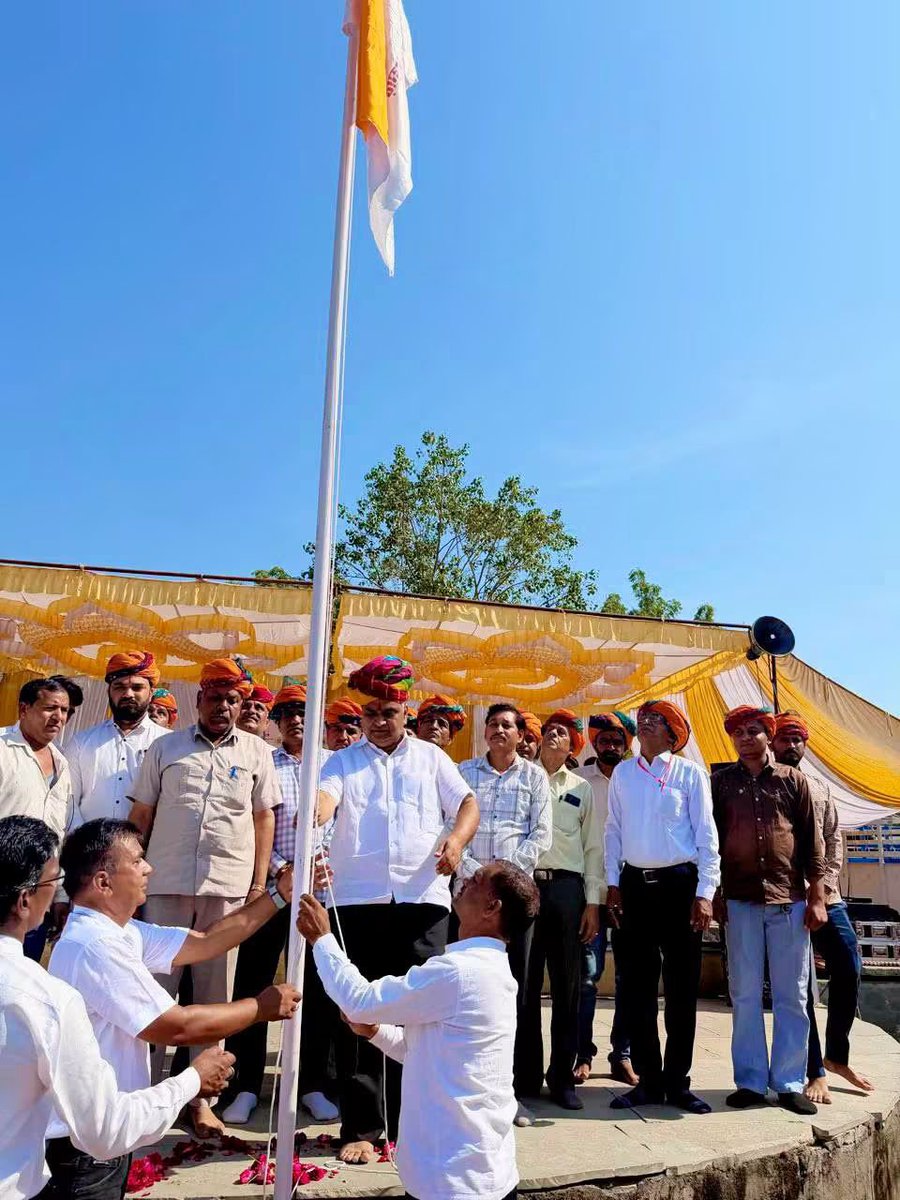 DakMla's tweet photo. आज राजकीय उच्च माध्यमिक विद्यालय, पिंड में आयोजित 70वीं जिला स्तरीय 19 वर्ष छात्र वर्ग कबड्डी प्रतियोगिता तथा राजकीय उच्च माध्यमिक विद्यालय, देवली में आयोजित 70वीं जिला स्तरीय माध्यमिक/उच्च माध्यमिक विद्यालय तीरंदाजी 17 व 19 वर्ष छात्र-छात्रा वर्ग खेलकूद प्रतियोगिता का शुभारंभ किया।

इस अवसर पर प्रतिभागी खिलाड़ियों का उत्साहवर्धन किया तथा सभी खिलाड़ियों को उत्कृष्ट प्रदर्शन के लिए हार्दिक शुभकामनाएं दीं। खेल हमारे जीवन में अनुशासन, आत्मविश्वास, टीम भावना और नेतृत्व क्षमता का विकास करते हैं। 

प्रतियोगिताएं ग्रामीण एवं शहरी प्रतिभाओं को आगे बढ़ने का मंच प्रदान करती हैं। सभी प्रतिभागी खेल भावना के साथ अपना सर्वश्रेष्ठ प्रदर्शन करें और अपने विद्यालय एवं जिले का नाम रोशन करें।

#GautamDak #खेलकूद