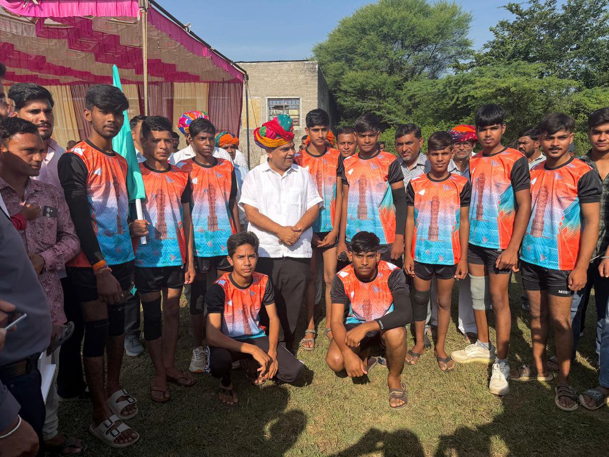 DakMla's tweet photo. आज राजकीय उच्च माध्यमिक विद्यालय, पिंड में आयोजित 70वीं जिला स्तरीय 19 वर्ष छात्र वर्ग कबड्डी प्रतियोगिता तथा राजकीय उच्च माध्यमिक विद्यालय, देवली में आयोजित 70वीं जिला स्तरीय माध्यमिक/उच्च माध्यमिक विद्यालय तीरंदाजी 17 व 19 वर्ष छात्र-छात्रा वर्ग खेलकूद प्रतियोगिता का शुभारंभ किया।

इस अवसर पर प्रतिभागी खिलाड़ियों का उत्साहवर्धन किया तथा सभी खिलाड़ियों को उत्कृष्ट प्रदर्शन के लिए हार्दिक शुभकामनाएं दीं। खेल हमारे जीवन में अनुशासन, आत्मविश्वास, टीम भावना और नेतृत्व क्षमता का विकास करते हैं। 

प्रतियोगिताएं ग्रामीण एवं शहरी प्रतिभाओं को आगे बढ़ने का मंच प्रदान करती हैं। सभी प्रतिभागी खेल भावना के साथ अपना सर्वश्रेष्ठ प्रदर्शन करें और अपने विद्यालय एवं जिले का नाम रोशन करें।

#GautamDak #खेलकूद