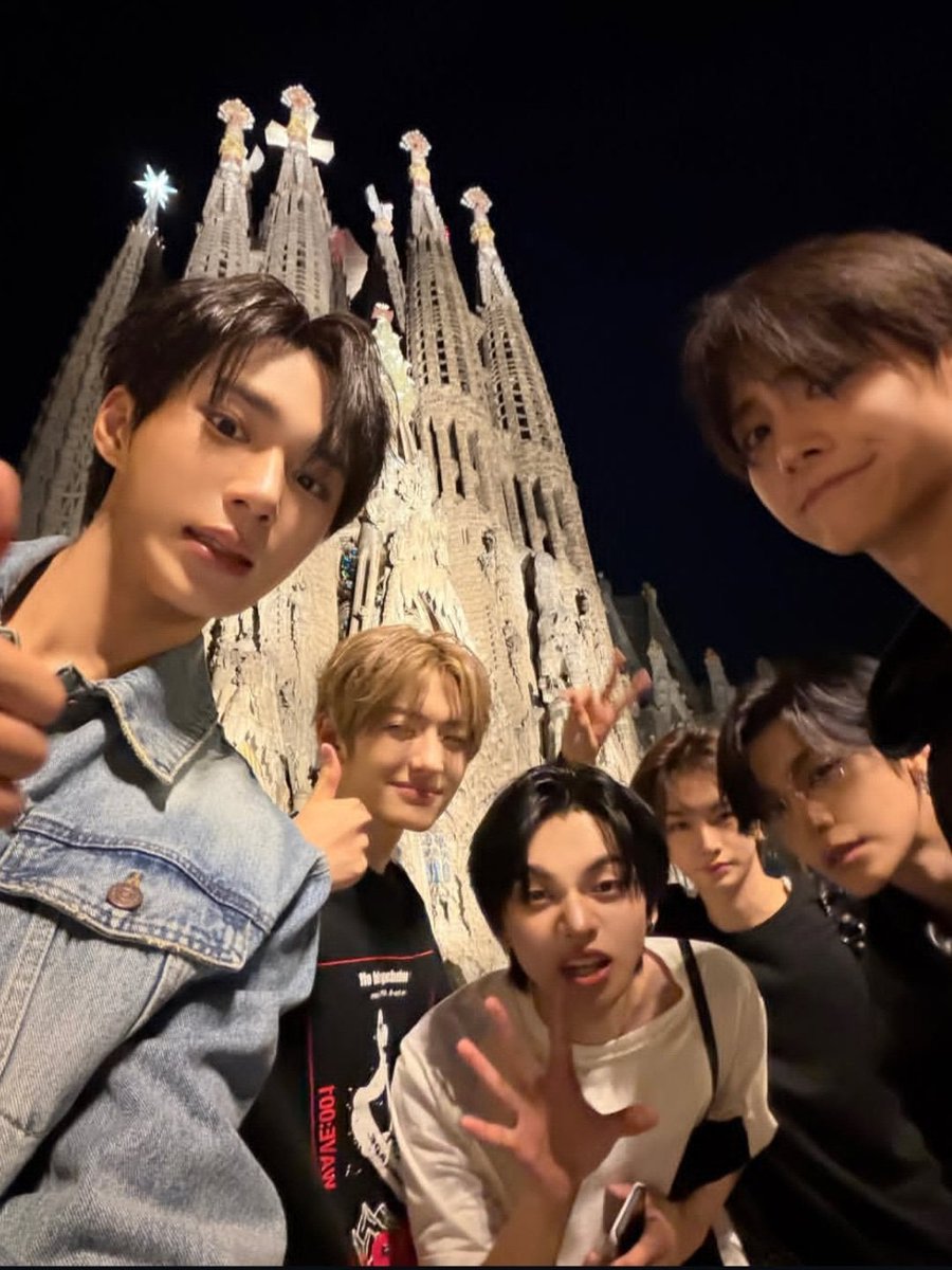 leozheaven's tweet photo. lost media:
• lotte world
• paris
• la

what's next w1? barcelona? https://t.co/nW0TwJjyot