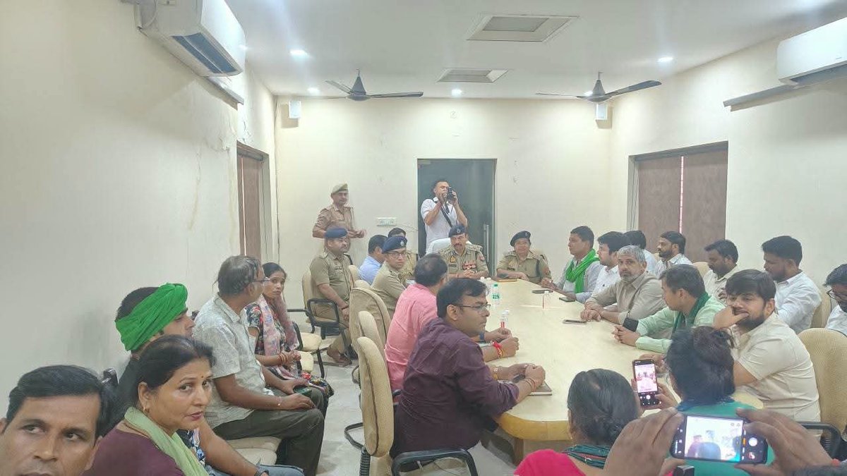 HimanshuRoyTj1's tweet photo. भारतीय किसान परिषद के अध्यक्ष सुखबीर खलीफा जी को और धरने पे बैठ े कुछ लोगों को बुलाया गया बिजली विभाग के लोगो द्वारा और पुलिस प्रशासन के द्वारा और की आपस मे ं बात चित #BijliSamasya #Electricitylssue #noidanews #bijlipanido https://t.co/8HIcLXrbiT