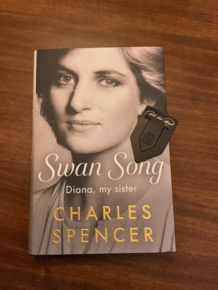 KayRoss96's tweet photo. IG #simonecromer
#AsEverBookmark #SwanSong https://t.co/5csi4EhpaU