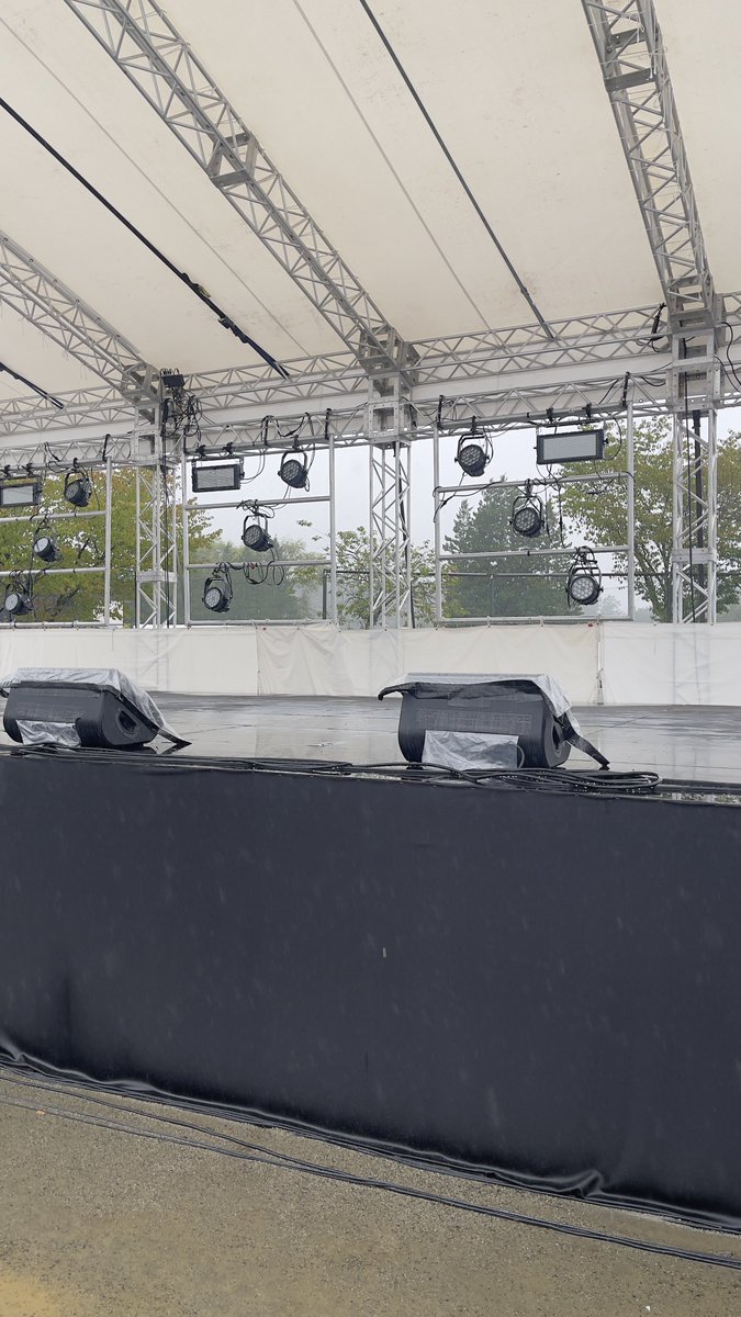 Srwv__3's tweet photo. 雨のライブ楽しかったけど雨はもういやだ
タイム風邪ひかないようにね！おつかれさま https://t.co/CMQC1xDu8c