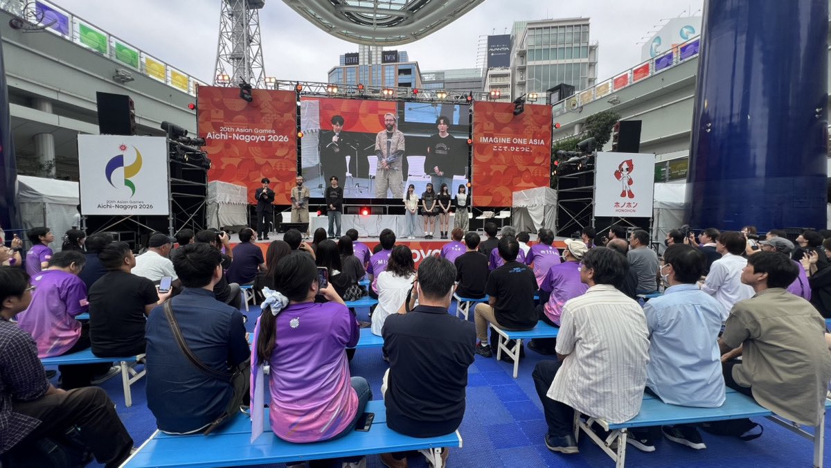 livesite_asia's tweet photo. 👤EsportsSTAGE

参加者との対戦会も行われステージは大盛り上がりでした🔥

 #アジア競技大会 #ライブサイト #amshy #鈴木ノリアキ #たかやスペシャル #須田泰成生 https://t.co/YXXljKpJg7
