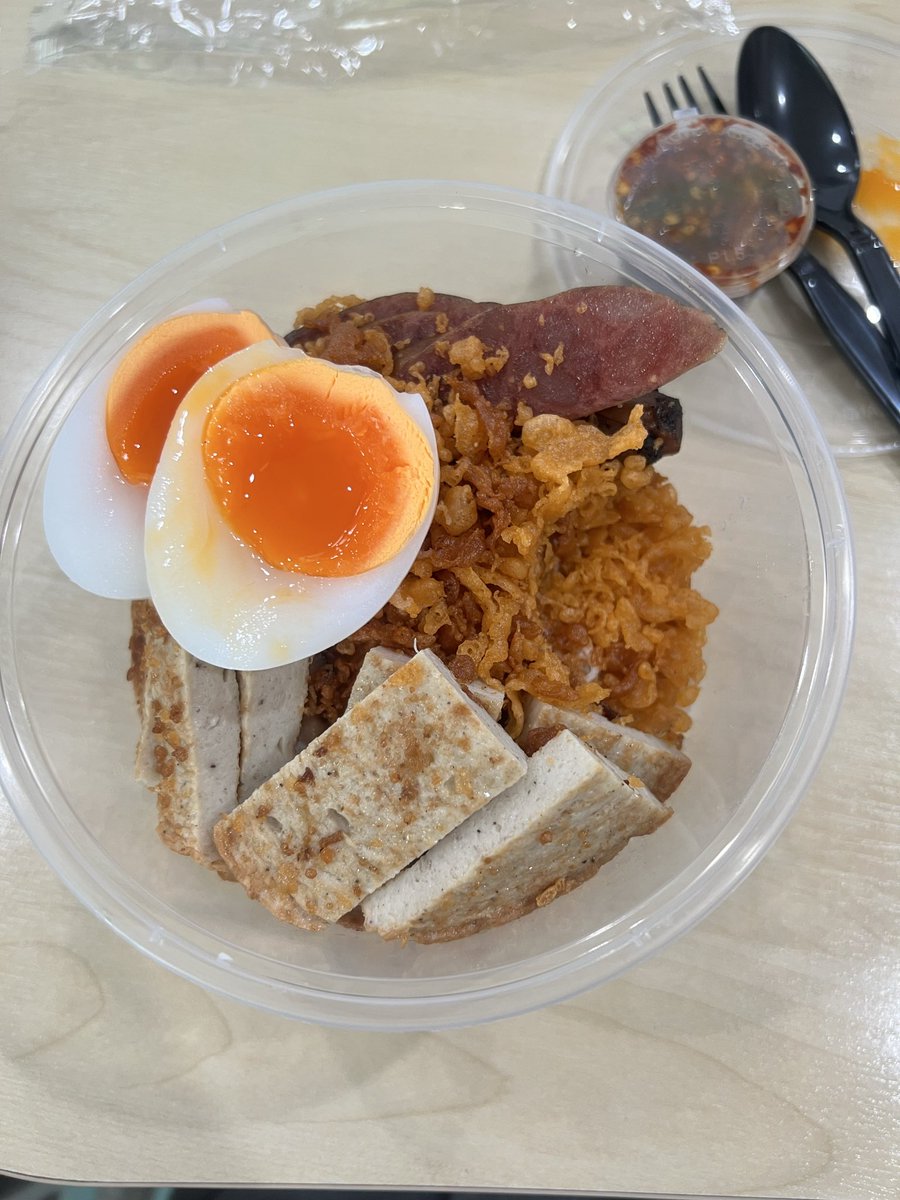 Phawaran129's tweet photo. ข้าวหน้าไก่ทอดจำโบ้ในวันฝนถล่ม... https://t.co/ByjDFHiDBN