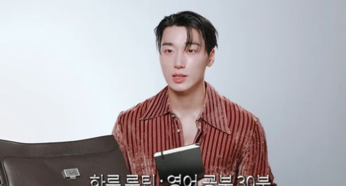 tang__kira's tweet photo. San (ATEEZ) udah setahun belajar bahasa Inggris.

Selama setahun, San belajar bahasa inggris minimal 30 menit sehari. Buku catatan yang dikasih sama gurunya juga sekarang udah penuhh sama catatan-catatan San pas belajar bahasa Inggris.

San bilang dia awalnya belajar bahasa Inggris karena pengen lebih nyaman ngobrol engan para fans. Tapi ternyata ilmunya sangati kepakai buat wawancara dan berkomunikasi.

https://t.co/xPUd4jBvVu