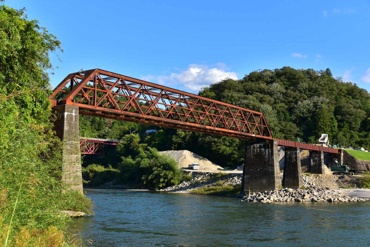 UN_14760's tweet photo. 昨日は明知鉄道を中心に東濃方面をドライブしたのだけど、長年見たかった当地の巨大な廃線遺構を見学出来まして、改めて往時への思いを馳せるなどしました。橋梁の躯体はほぼ現役当時のまま。取り壊されてないのが不思議なくらい･･･  

（ネコパブ　RM Re-Library 42より） https://t.co/fP4t4dqzIt https://t.co/z3q4tdiCE1