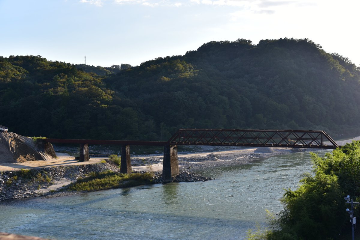UN_14760's tweet photo. 昨日は明知鉄道を中心に東濃方面をドライブしたのだけど、長年見たかった当地の巨大な廃線遺構を見学出来まして、改めて往時への思いを馳せるなどしました。橋梁の躯体はほぼ現役当時のまま。取り壊されてないのが不思議なくらい･･･  

（ネコパブ　RM Re-Library 42より） https://t.co/fP4t4dqzIt https://t.co/z3q4tdiCE1