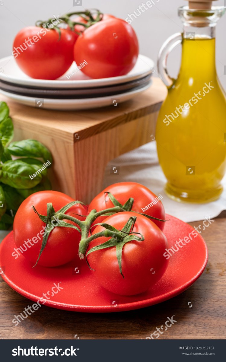 TeriRhonde92i's tweet photo. Just grabbed the freshest local cherry tomatoes, basil, and extra-virgin olive oil for my weekend pasta night—nothing beats quality ingredients!  #FreshEats #IngredientHunt https://t.co/RkApVBJB0q