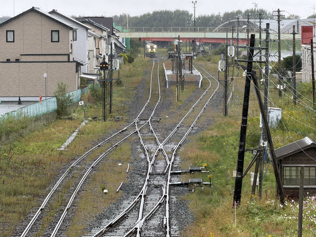 Nemuro4054's tweet photo. 東釧路駅には釧網本線の０キロポストが
ホームのないところにあるんですね

そして近くの跨線橋から釧網本線の列車を撮影
ここが日本最東端の分岐になるみたいです

2026.09.20 https://t.co/6c4jPtig9Q