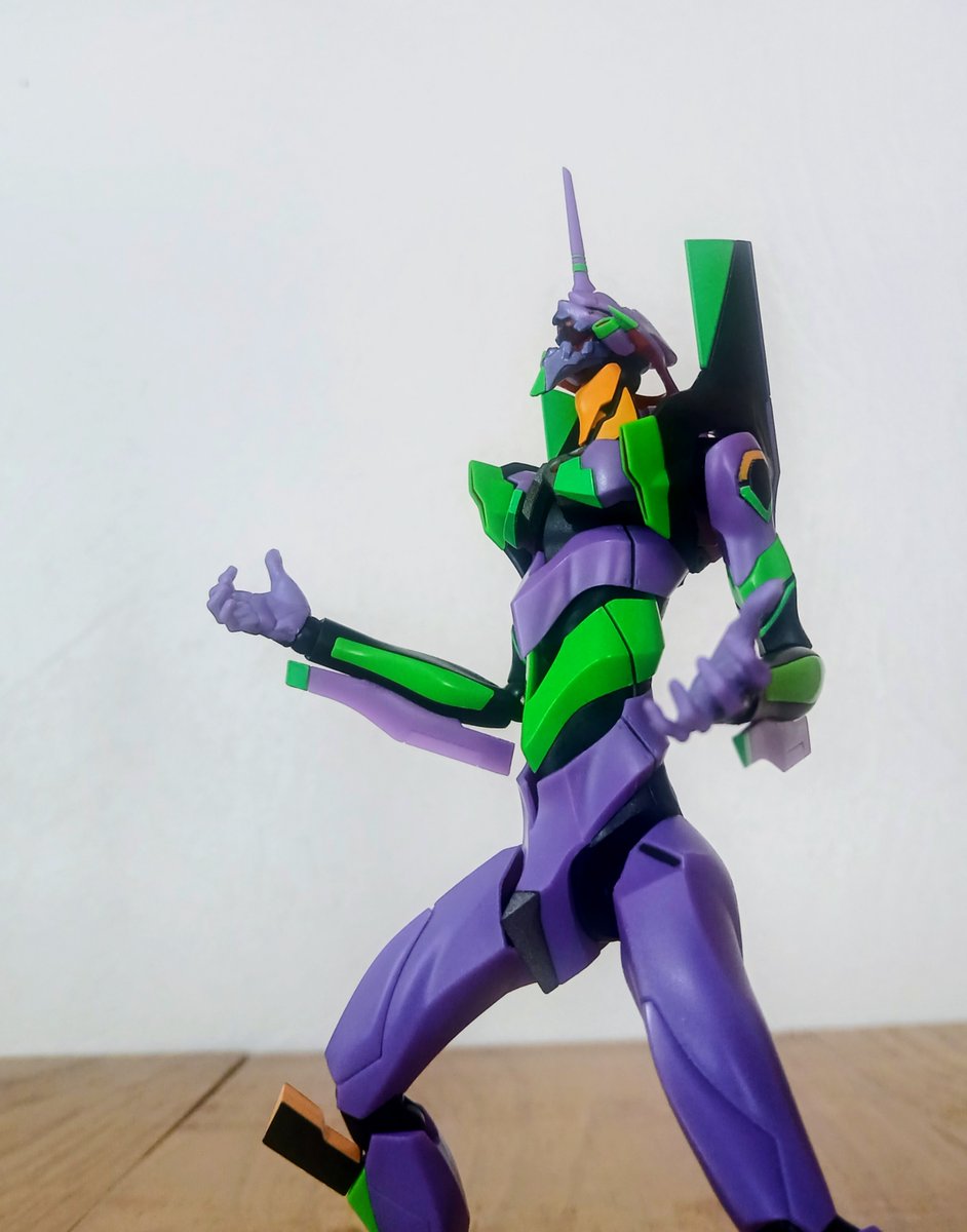 Desunutz1's tweet photo. Mechtember day 22
I love the eva 01,no other organic desing on the mecha genere looks as good like him,it's just iconic,the robot spirits  IT'S ONE OF THE BEST FIGURES OF THE EVA 01,the articulation it's amazing,and has tons of accesories,it's really that good.
#toyphotography https://t.co/a9WtBacqD0