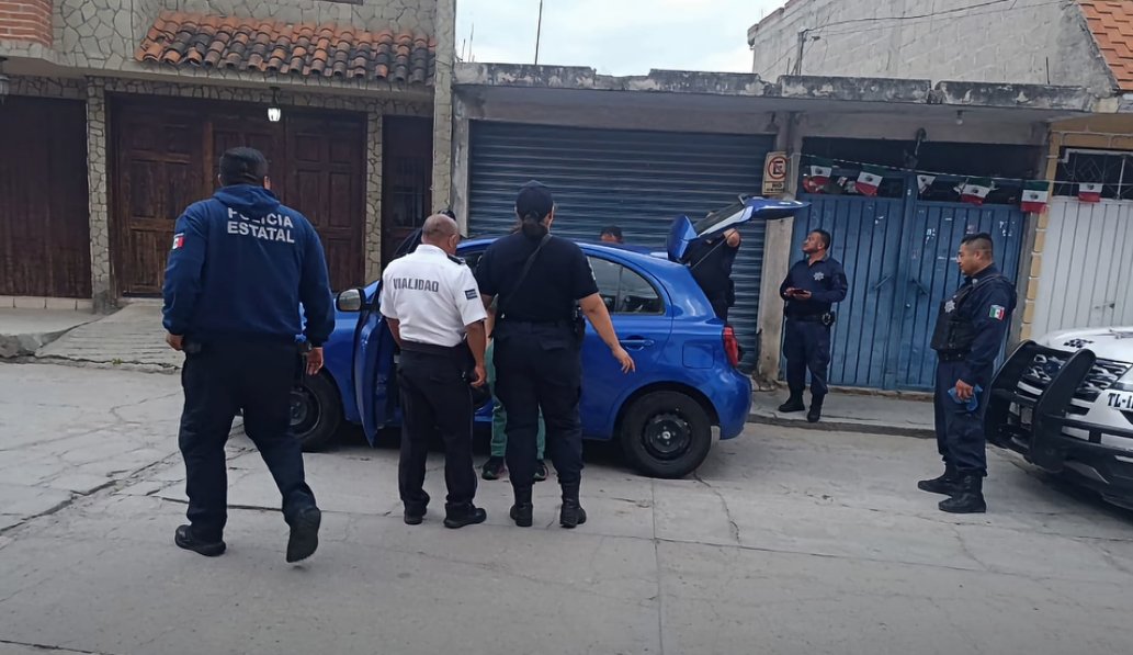 ELPINERO's tweet photo. #FOTOREPORTE 📸 |Detienen a mujer con más de 40 celulares robados en #Coppel de #Contla
Contla, Tlax.– Una mujer fue detenida tras el robo de más de 40 celulares de alta gama de una tienda Coppel.
Policías siguieron mediante GPS el rastro de uno de los equipos robados hasta #Tenexyecac, #Ixtacuixtla, donde interceptaron un automóvil azul con placas de Puebla.
Dos presuntos responsables huyeron a pie, mientras que María del Carmen N. fue detenida. En el vehículo fueron asegurados los teléfonos robados y un arma calibre 9 milímetros.
La detenida y lo asegurado quedaron a disposición de las autoridades.