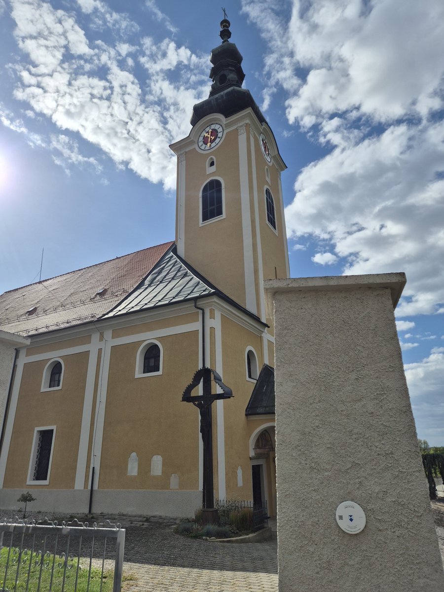 peter_sv's tweet photo. ✅️ Mestna občina Maribor je na župnijski cerkvi sv. Petra v Malečniku in na romarski Cerkvi Matere Božje na Gorci namestila novi uradni oznaki kulturnega spomenika. Obe sta vpisani v register kulturne dediščine Republike Slovenije. https://t.co/1HKD5LnQjx